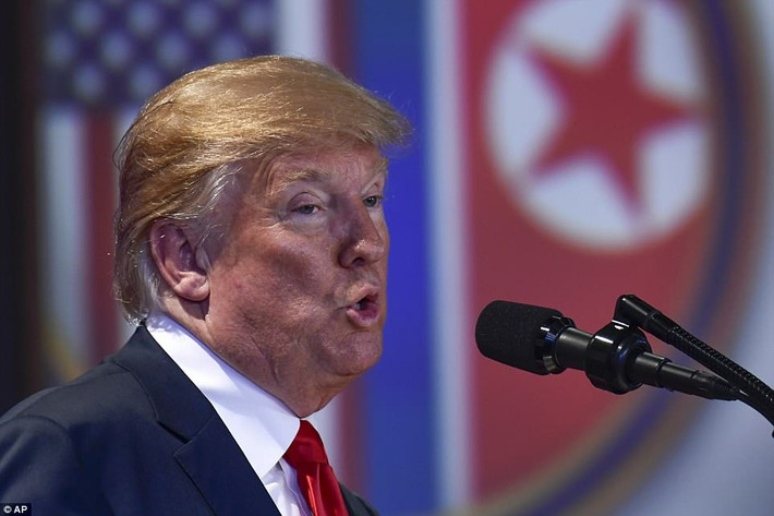 Tại cuộc họp báo, Tổng thống Trump đã trả lời nhiều câu hỏi của phóng viên liên quan đến kết quả đạt được trong cuộc gặp thượng đỉnh Mỹ-Triều, đồng thời ca ngợi hội nghị này là “sự kiện trọng đại trong lịch sử thế giới”. Ảnh: AP.