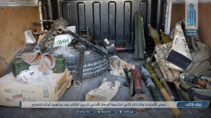 Việc khủng bố HTS và phiến quân IS đánh lẫn nhau đối với Quân đội chính phủ Syria có thể xem là một điều tốt, khi Damascus không cần tốn quá nhiều công sức để loại bỏ những cái gai tại Idlib, trước khi thực hiện một chiến dịch quân sự giải phóng miền Bắc Syria. xMột số vũ khí của IS bị tịch thu trong chiến dịch của phiến quân HTS. Ảnh: SF.