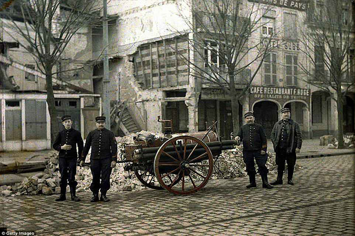 Một đội lính cứu hỏa Pháp tại Reims trong năm 1917.