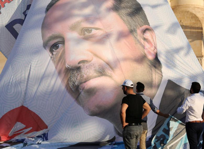 Các công nhân chỉnh tấm poster lớn in hình Tổng thống Tayyip Erdogan ở Mardin, tỉnh Mardin, miền đông nam Thổ Nhĩ Kỳ, ngày 19/6/2018.
