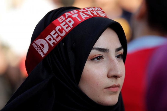 Một người ủng hộ Tổng thống Tayyip Erdogan tham gia cuộc tuần hành ở Istanbul ngày 20/6.