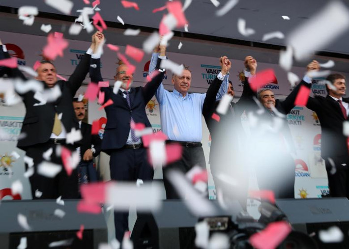 Tổng thống Thổ Nhĩ Kỳ Tayyip Erdogan và các thành viên khác của đảng cầm quyền AK trong cuộc vận động tranh cử ở Mardin ngày 20/6.