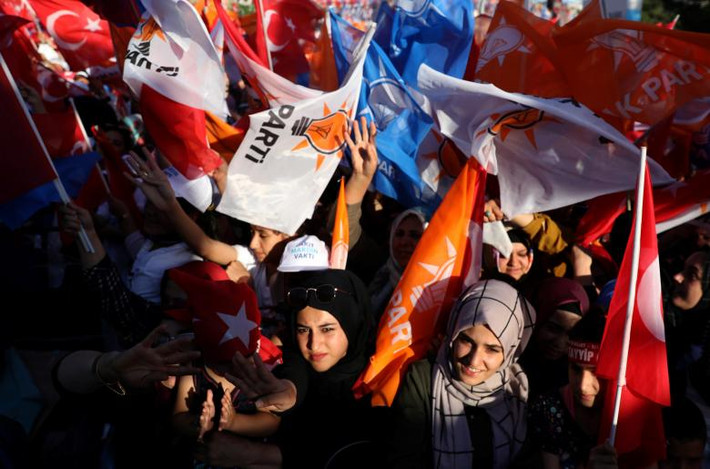Những người ủng hộ Tổng thống Tayyip Erdogan vẫy cờ trong cuộc tuần hành ở Mardin ngày 20/6.