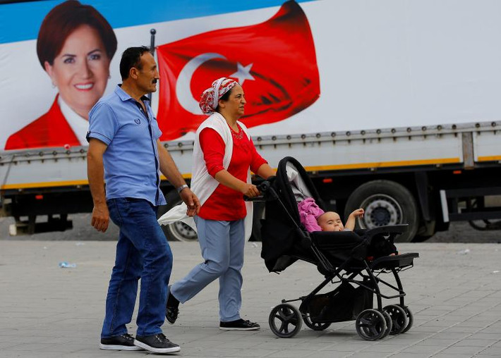 Poster in hình lãnh đạo Đảng Good xuất hiện trên đường phố Istanbul ngày 16/6.