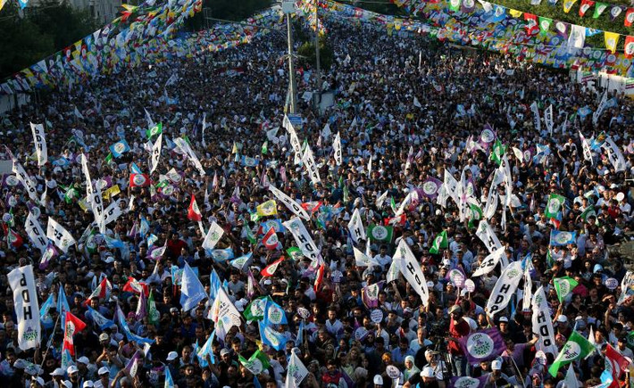 Biển người ủng hộ Đảng HDP tham gia tuần hành ở Diyarbakir ngày 20/6.