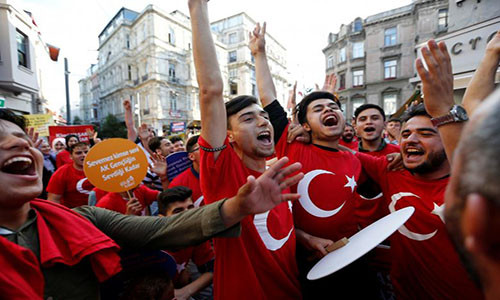 Những người ủng hộ Tổng thống Thổ Nhĩ Kỳ Tayyip Erdogan hô vang khẩu hiệu khi tập trung tại Istanbul ngày 20/6.