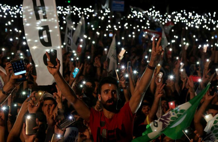 Những người ủng hộ Đảng Dân chủ Nhân dân (HDP) ủng hộ người Kurd tham gia cuộc tuần hành ở Diyarbakir ngày 20/6/2018.
