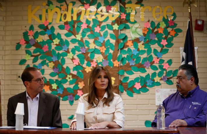 Bà Melania phát biểu trong cuộc họp với Bộ trưởng Alex và các giới chức địa phương, nhân viên của trung tâm Upbring hôm 21/6.