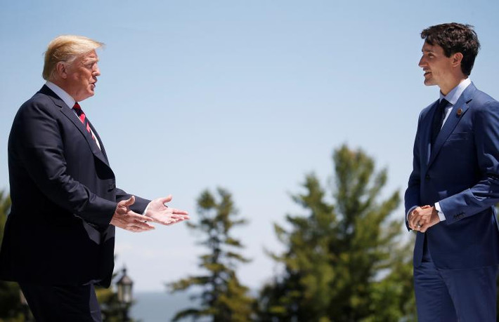 Tổng thống Trump tiến đến gần Thủ tướng Canada Justin Trudeau trong ngày đầu tới dự hội nghị G7 ở Charlevoix, Quebec.