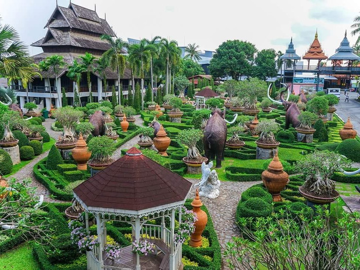 Khu vườn Nong Nooch ở Pattaya, Thái Lan, quy tụ nhiều tác phẩm điêu khắc động vật và cây cảnh, là một công viên thực vật nhiệt đới lớn ở khu vực Đông Nam Á. Đây là điểm du lịch hấp dẫn của Thái Lan từ năm 1980.