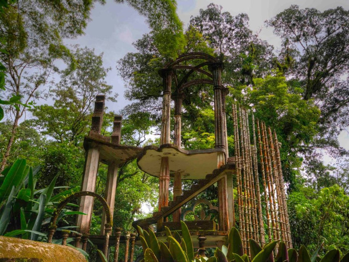 Khu vườn điêu khắc Las Pozas ở Xilitla, Mexico, do Edward James - một nhà thơ người Anh cùng Plutarco Gastelum thiết kế. Nơi đây bao gồm hơn 30 công trình kiến trúc kỳ dị.