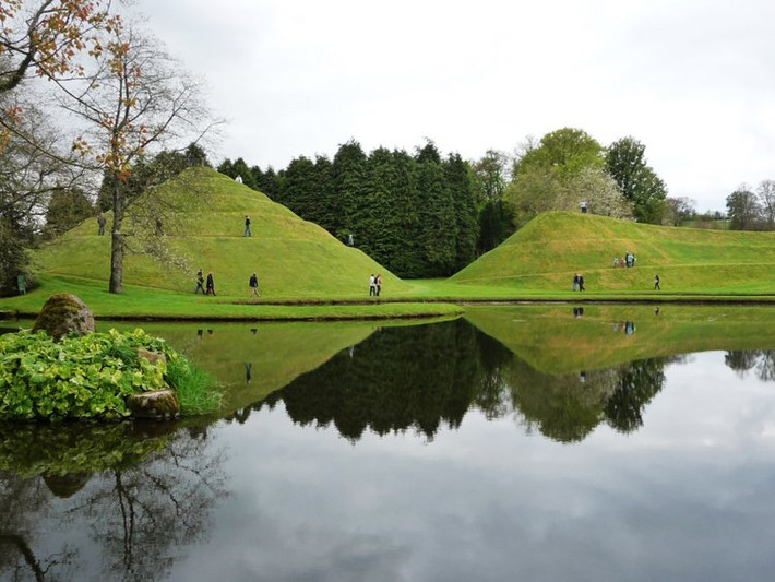 Garden of Cosmic Speculation là khu vườn điêu khắc rộng 30 mẫu Anh do kiến trúc sư cảnh quan và nhà lý thuyết Charles Jencks tạo ra tại nhà của ông gần Dumfries ở Scotland.