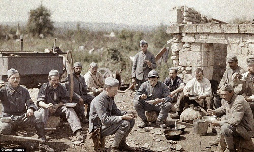 Các binh sĩ Pháp thuộc trung đoàn bộ binh 370 ngồi ăn súp trên chiến trường năm 1917. Mời độc giả xem thêm video: Châu Á kỷ niệm ngày kết thúc Chiến tranh Thế giới thứ hai (Nguồn: VTC14)