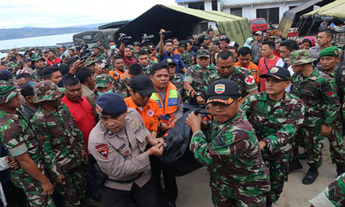 Lực lượng an ninh và cứu hộ Indonesia đưa thi thể một nạn nhân lên bờ. Ảnh: Reuters.