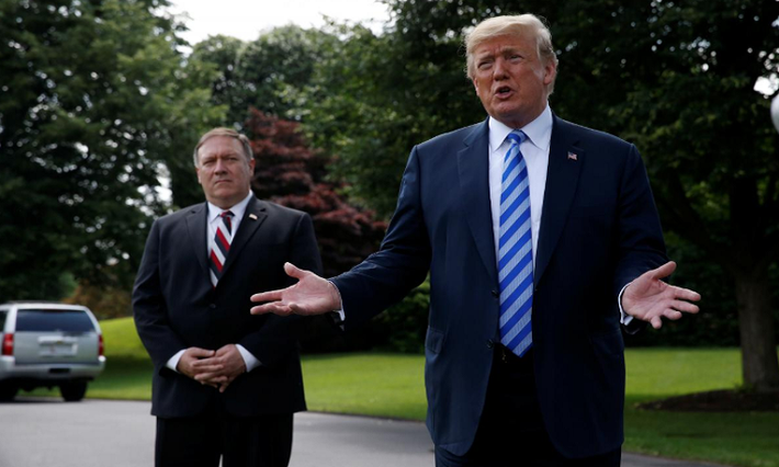 Tổng thống Donald Trump phát biểu trước báo giới trong khi Ngoại trưởng Mỹ Mike Pompeo đứng bên cạnh, sau cuộc gặp với tướng tình báo Triều Tiên Kim Yong-chol. Ảnh: Reuters.