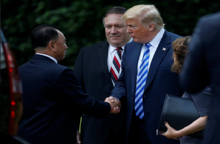 Tổng thống Trump đã có cuộc hội đàm kéo dài khoảng 1 tiếng 20 phút với vị tướng tình báo Triều Tiên Kim Yong-chol, người được coi là "cánh tay phải" của nhà lãnh đạo Kim Jong-un, tại Phòng Bầu dục của Nhà Trắng. Ảnh: Reuters.