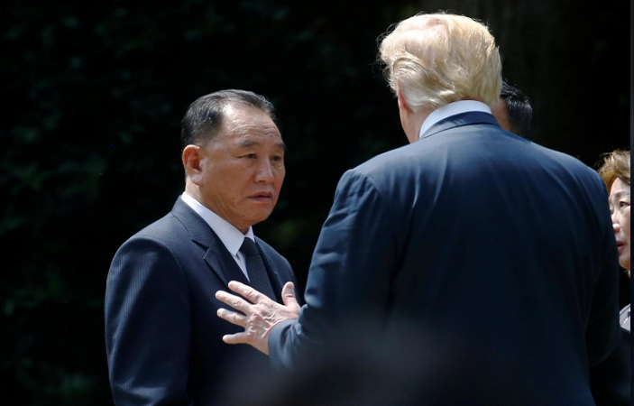 Ông Kim Yong-chol trao đổi với Tổng thống Trump khi chuẩn bị rời khỏi Nhà Trắng sau cuộc gặp với nhà lãnh đạo Mỹ. Được biết, ông Trump đã ra tận xe ô tô để tiễn vị quan chức cấp cao của Triều Tiên. Ảnh: Reuters.