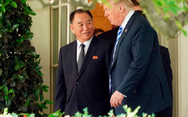 Tổng thống Trump (phải) trao đổi với ông Kim Yong-chol bên ngoài Nhà Trắng. Ảnh: AP.