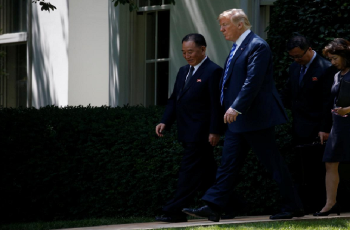 Ông Kim Yong-chol rời khỏi Phòng Bầu dục cùng Tổng thống Trump sau cuộc gặp. Ảnh: Reuters.
