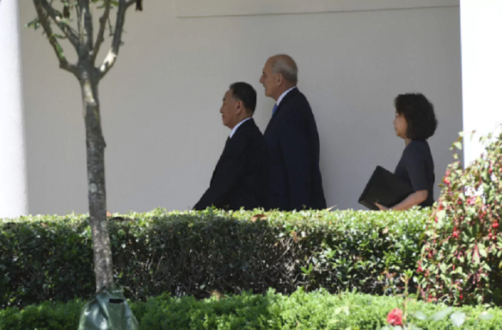 Ông Kim Yong-chol (trái) đi cùng Chánh văn phòng Nhà Trắng John Kelly khi tới chuyển bức thư của lãnh đạo Triều Tiên Kim Jong-un cho Tổng thống Trump tại Nhà Trắng. Ảnh: Getty.