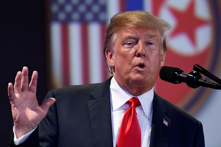 Trả lời một câu hỏi của phóng viên, Tổng thống Trump cho hay ông sẽ không giảm bớt số lượng binh sĩ Mỹ tại Hàn Quốc nhưng sẽ dừng “trò chơi chiến tranh” và khẳng định chiến tranh Triều Tiên sẽ sớm kết thúc. Ảnh: AP.