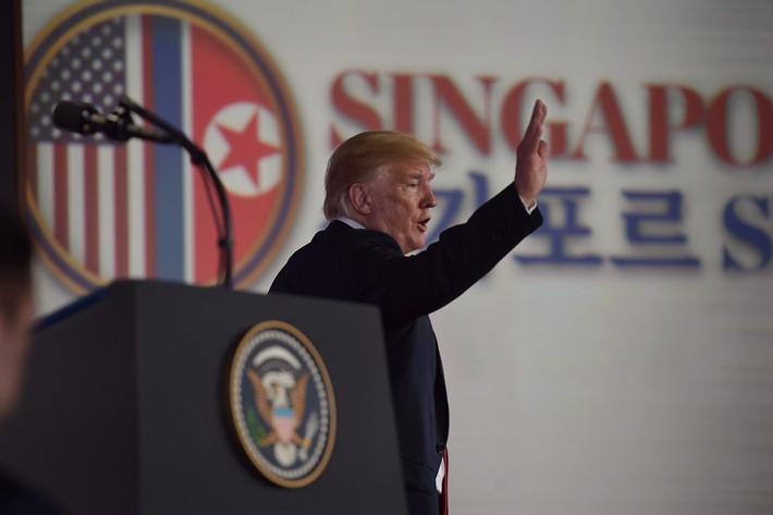 Tại cuộc họp báo, Tổng thống Trump dùng từ “trung thực, thẳng thắn và hiệu quả” để nói về cuộc gặp thượng đỉnh Mỹ-Triều. Ảnh: ST.