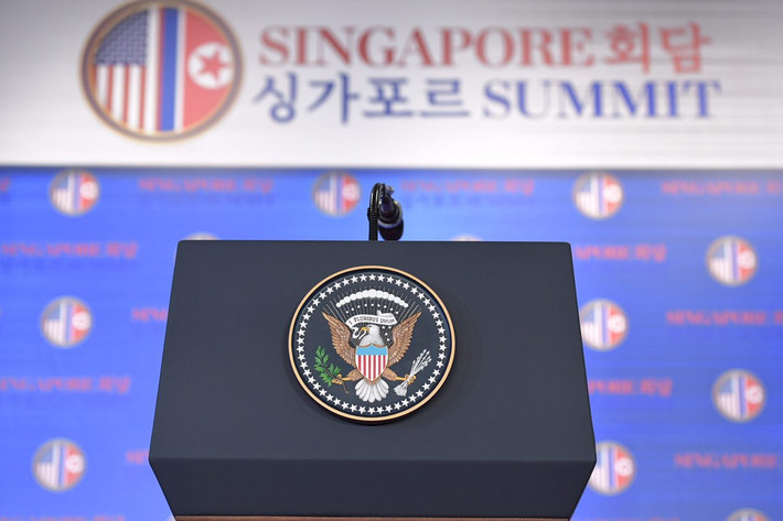 Phóng viên Mark Knoller cho biết cuộc họp kéo dài 1 giờ 5 phút. Kết thúc cuộc họp báo, ông Trump ca ngợi hội nghị thượng đỉnh lần này là “sự kiện trọng đại trong lịch sử thế giới”. Ảnh: ST.