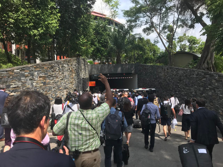Trước đó, đông đảo phóng viên báo chí đã đổ về khách sạn Sentosa để tham dự cuộc họp báo của Tổng thống Trump. Ảnh: ST.