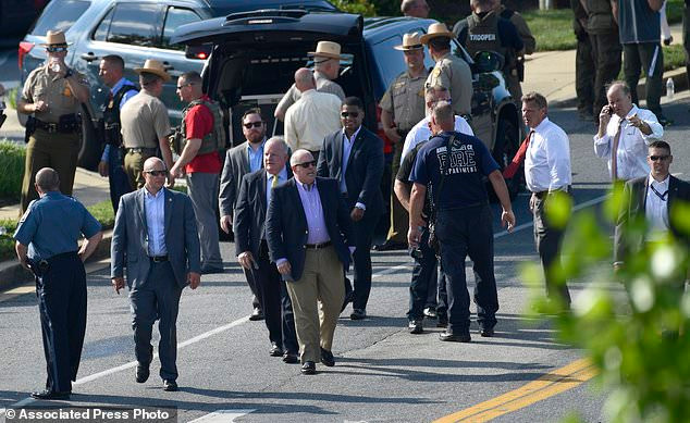 Thống đốc bang Larry Hogan tới hiện trường vụ xả súng ngày 28/6. Ảnh: AP.