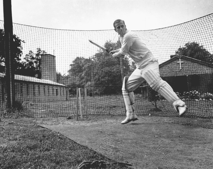 Thời trẻ, Hoàng thân Philip thường xuyên chơi thể thao. Ảnh: Hoàng thân Philip chơi cricket khi còn trong Hải quân Hoàng gia Anh hồi tháng 7/1947.