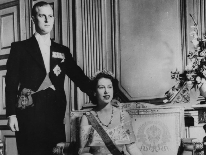 Kể từ khi Nữ hoàng Elizabeth tiếp quản ngai vàng, Hoàng thân Philip luôn bên cạnh ủng hộ bà.
