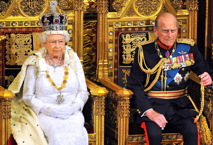Hoàng thân Philip bên cạnh Nữ hoàng Elizabeth II khi bà có bài phát biểu trước Quốc hội.