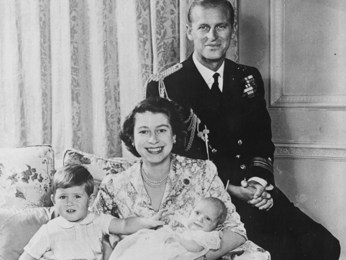 Những năm tiếp theo, hai người sống ở Malta, nơi đóng quân của Hoàng thân Philip. Năm 1949, họ chào đón cậu con trai đầu lòng là Thái tử Charles hiện tại và Công chúa Anne vào năm 1950.