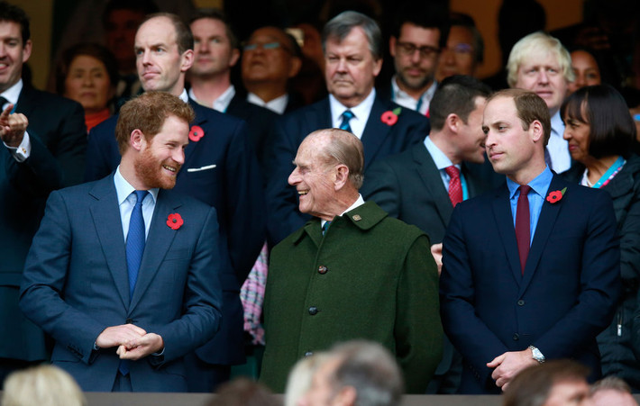 Hoàng thân Philip và Nữ hoàng Elizabeth II có 8 người cháu, trong đó có Hoàng tử William (phải) – người đứng thứ hai trong danh sách kế vị ngai vàng Anh.