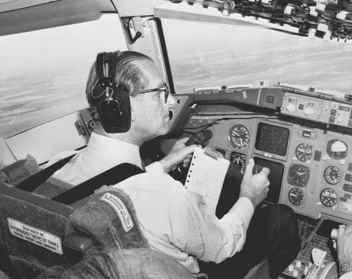 Sau khi đủ điều kiện trở thành phi công năm 1953, Hoàng thân Philip trở thành thanh viên đầu tiên của gia đình Hoàng gia Anh điều khiển chiếc trực thăng bay qua khu vườn ở Cung điện Buckingham.