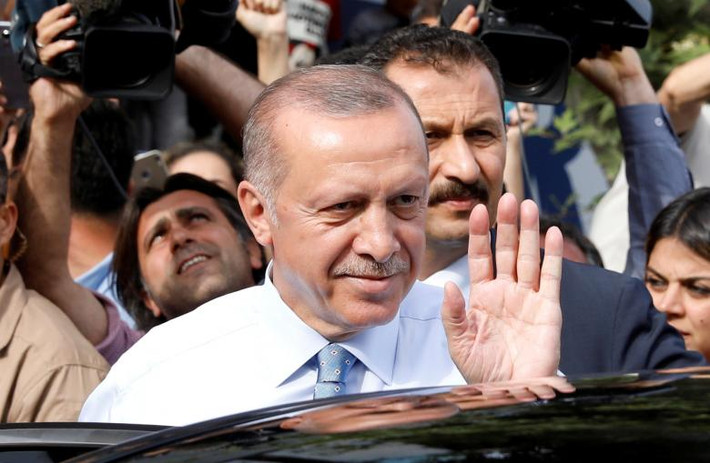 Tổng thống Erdogan vẫy tay chào những người ủng hộ khi rời khỏi tư dinh ở Istanbul.