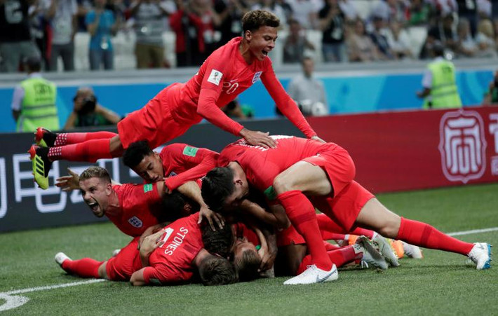Cầu thủ Harry Kane của Anh ăn mừng cùng đồng đội sau bàn thắng đầu tiên vào lưới Tunisia.