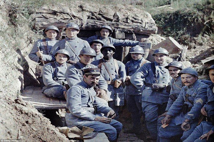Một tốp lính Pháp trên chiến hào ở Hirtzbach, vùng Alsace, ngày 16/6/1917.