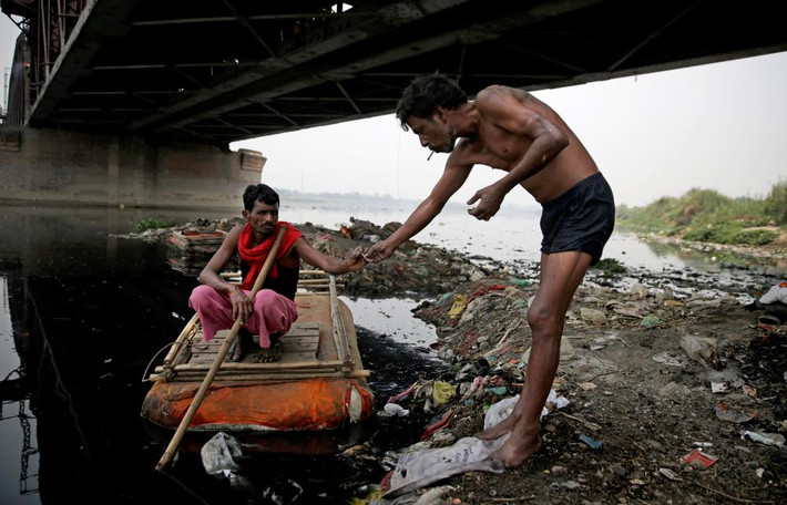 Ram Nath, 40 tuổi, kiếm sống bằng cách thu gom rác thải trên sông Yamuna và sau đó phân loại rác có thể tái chế, chẳng hạn như chai nhựa.