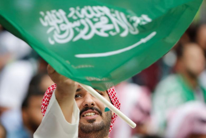 Một cổ động viên của đội tuyển Saudi Arabia trước trận khai mạc. Ảnh: Reuters.