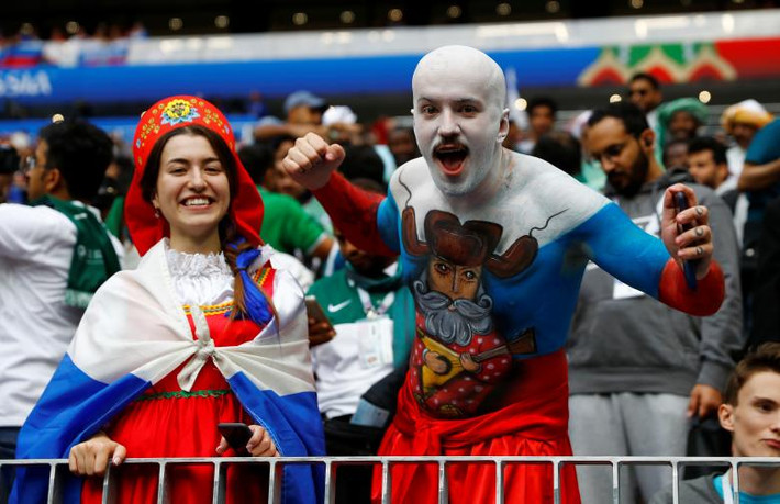 Ống kính phóng viên đã ghi lại bầu không khí sôi động trong ngày khai mạc World Cup 2018 tại Nga với sự cổ vũ cuồng nhiệt của những fan hâm mộ bóng đá. Ảnh: Reuters.