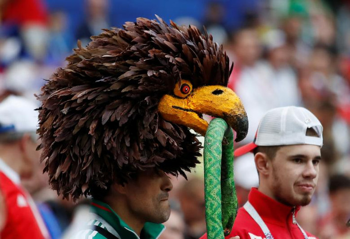 Chiếc mũ đội đầu độc đáo của một người hâm mộ bóng đá trong mùa World Cup năm nay. Ảnh: Reuters.