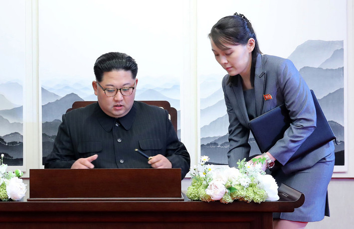 Bà Kim Yo Jong chuẩn bị bút cho anh trai Kim Jong-un viết vào sổ khách trước cuộc gặp thượng đỉnh liên Triều tại Nhà Hòa Bình ở làng đình chiến Bàn Môn Điếm ngày 27/4/2018.