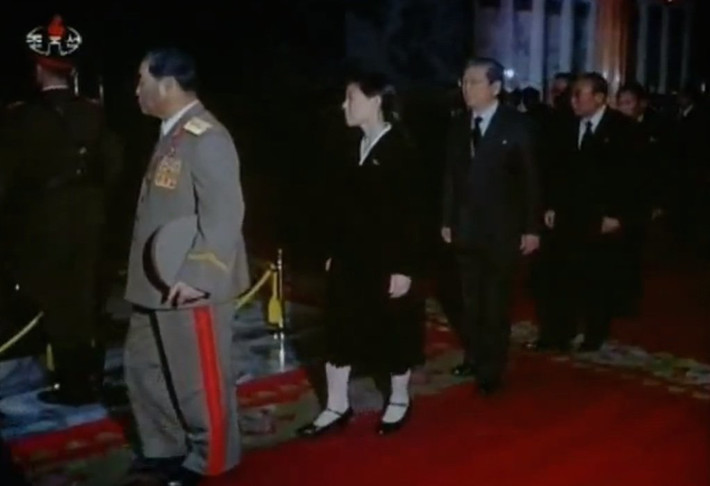 Lần đầu tiên bà Kim Yo Jong xuất hiện trước công chúng là tại lễ tang của cố Chủ tịch Kim Jong-il vào năm 2011.