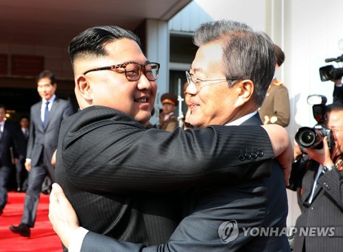 Theo thông báo từ Nhà Xanh, Tổng thống Moon Jae-in và nhà lãnh đạo Triều Tiên Kim Jong-un đã thẳng thắn trao đổi ý kiến về vấn đề thi hành Tuyên bố chung Bàn Môn Điếm được đưa ra trong Hội nghị thượng đỉnh liên Triều ngày 27/4 cũng như hướng đến thượng đỉnh Mỹ-Triều sắp tới thành công. Ảnh: Yonhap.