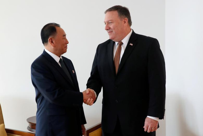 Hôm 30/5, ông Kim Yong-chol (trái), người được mệnh danh là "cánh tay phải" của lãnh đạo Kim Jong-un, đã đến Mỹ để hội đàm với Ngoại trưởng Mike Pompeo nhằm cứu vãn hội nghị thượng đỉnh giữa Tổng thống Mỹ Donald Trump và lãnh đạo Triều Tiên dự kiến diễn ra vào ngày 12/6. Ảnh: Reuters.