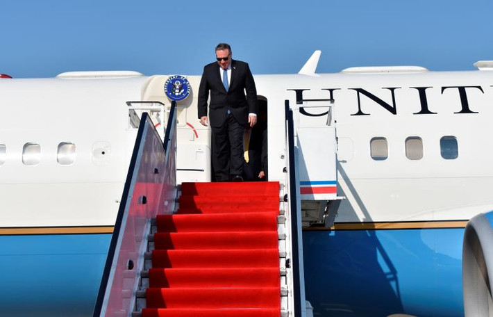 Ngoại trưởng Mỹ Mike Pompeo xuống máy bay khi tới thủ đô Bình Nhưỡng, Triều Tiên, ngày 9/5. Ảnh: Reuters.