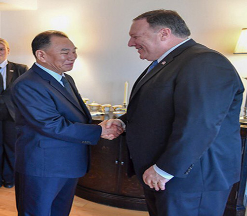 Chuyến thăm Mỹ của ông Kim Yong-chol diễn ra cùng thời điểm với hàng loạt chuyến công du con thoi khác của các quan chức Mỹ và Triều Tiên trước thềm thượng đỉnh Mỹ-Triều. Mỹ được cho là đang hoạt động trên 3 “mặt trận” để chuẩn bị cho thượng đỉnh tiềm năng với Triều Tiên. Ảnh: Reuters.