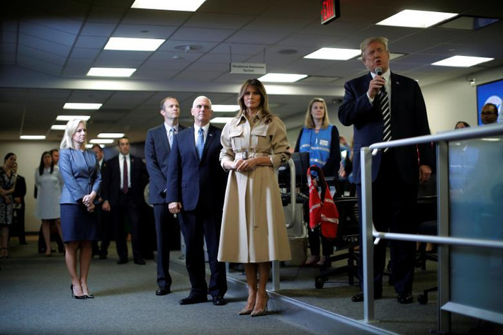 Đệ nhất phu nhân Melania đứng giữa Phó Tổng thống Mike Pence và Tổng thống Trump khi nhà lãnh đạo Mỹ phát biểu trước các nhân viên trong chuyến thăm cơ quan FEMA tại Washington.