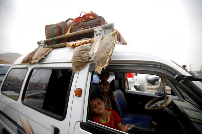 Theo hãng thông tấn Reuters, các cuộc giao tranh tại Hodeidah vẫn tiếp diễn khi liên quân Ả-rập đang cố gằng giành quyền kiểm soát thành phố cảng này từ tay lực lượng nổi dậy Houthi. Lo sợ chiến tranh, nhiều người dân Yemen mang theo đồ đạc kéo nhau rời khỏi thành phố này. (Nguồn ảnh: Reuters)